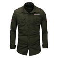 Detalle de camisa militar de algodón verde oscuro con bolsillos en el pecho y charreteras - S / Verde Militar