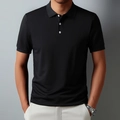 Detalle de polo negro transpirable que muestra el tejido piqué de calidad y el cuello de tres botones - S / Negro