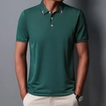 Dettaglio di una polo verde scuro con strisce tricolori sul colletto classico a punta - Verde Scuro