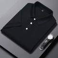 Nahaufnahme von schwarzem Piqué-Poloshirt-Kragen mit drei weißen Knöpfen und Label L - S / Schwarz