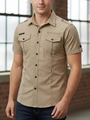 Khaki Herrenhemd im Militär-Stil mit zwei Brusttaschen und Schulterklappen im Detail - S / Khaki
