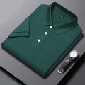 Makroaufnahme der dunkelgrünen Piqué-Baumwolltextur und des Poloshirt-Kragen-Details - S / Dunkelgrün