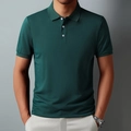 Detalle de polo de manga corta verde oscuro con cuello de tres botones y tejido mercerizado - S / Verde Oscuro