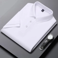 Detailaufnahme des weißen Polo-Shirts mit Kragen, L-Etikett und drei Knöpfen aus Baumwolle - S / Weiß