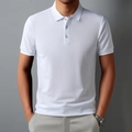 Detalle de polo blanco con cuello clásico, botones y puños de canalé usado por un modelo - S / Blanco