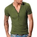 Schmal geschnittenes Herren Henley-Shirt in Olivgrün mit Vintage-Slub-Textur und Knöpfen - S / Armeegrün