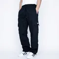Schwarze Herren-Cargohose mit großen Seitentaschen und weißen Buchstaben-Label-Akzenten - Marineblau