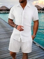 Detailansicht der weißen Plissee-Stoffstruktur des Herren-Sommer-Sets mit Hemd und Shorts - Weiß