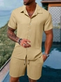 Details des hellbeige strukturierten Stoffes von Sommerhemd und Kordelzug-Shorts - Karamellbraun