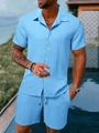 Detail von himmelblauem Herren-Sommerset mit vertikaler Streifenstruktur und Kordelzug-Shorts - S / Oberteil Und Unterteil / Hellblau