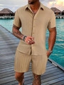 Detail der khakifarbenen Plissee-Struktur des Herren Sommer-Strand-Sets mit Hemd - Khaki