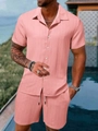Detail des rosa Herren-Sommersets mit vertikaler Rippenstrickstruktur an Hemd und Shorts - Rosa