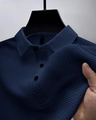 Détail d'un polo homme bleu marine montrant le tissu gaufré et le col à boutons - S / Bleu marine
