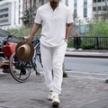 Herren Freizeit-Set in Weiß mit Kurzarm-Henley-Polo und strukturierter Hose für den Strand - S / Weiß