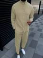 Detailansicht der beigen Knitterstoff-Textur von Herren-Langarmhemd und Hosen-Set - S / Oberteil Und Unterteil / Khaki