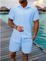 Détail de l'ensemble d'été bleu clair pour homme en tissu gaufré avec chemise et short - S / Bleu Ciel