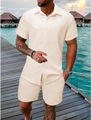 Gros plan du tissu gaufré crème sur l'ensemble d'été pour hommes avec chemise et short - S / Abricot