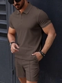 Détail de la texture en maille gaufrée marron café sur l'ensemble polo et short homme - S / 华夫格POLO衫短裤(咖啡色) / Café