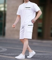 Detail van wit heren cargo t-shirt met ritsvak en bijpassende korte broek met zakken - S / Boven En Onder / Wit