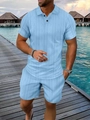 Dettaglio del completo polo azzurro con trama a nido d'ape e motivi a maglia a rombi - S / Blu