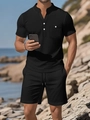 Ensemble d'été noir pour homme avec t-shirt Henley et short sur une plage ensoleillée - S / Noir