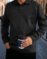 Detalle de polo negro con patrón de espiga texturizado y cuello acanalado con botones - S / Negro
