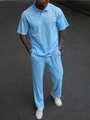 Nahaufnahme von hellblauem Jacquard-Strick-Poloshirt und Hosen-Set mit Zopfmuster - S / Blau