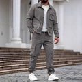 Detalle de chaqueta utilitaria gris y pantalones cargo para hombre al aire libre - S / Gris