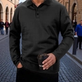 Close-up van de getextureerde gebreide stof en de revers met knopen van een heren poloshirt - S / Zwart