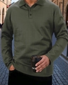 Detail van olijfgroene gebreide textuur en polokraag op het herenshirt met lange mouwen - S / Legergroen