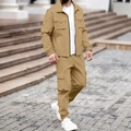Detail van kaki heren cargo pilotenjack en broek set met grote handige zakken - Khaki