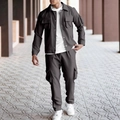 Detalle de la chaqueta cargo con bolsillos en pecho y pantalón a juego estilo urbano - S / Gris