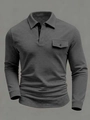 Detalle de polo gris oscuro con textura de gofre que incluye bolsillo de pecho con botón - S / gris oscuro