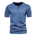 Dettaglio delle cuciture rinforzate e dello scollo a tre bottoni sulla maglia Henley blu - Blu jeans