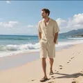 Detail von Herren Beige Leinenhemd und Shorts Set an einem sonnigen Strand - S / Oberteil Und Unterteil / Khaki
