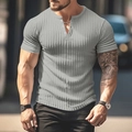 Detalle de camiseta Henley gris de manga corta con textura de punto y cuello de botones - S / Tops / Gris