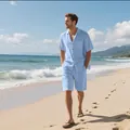 Nahaufnahme der hellblauen Leinentextur und Knopfluft auf dem Herren-Strandset - Hellblau