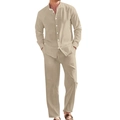 Detail der khakifarbenen Leinentextur am Herren-Set mit Stehkragenhemd und langer Hose - S / Oberteil Und Unterteil / Khaki