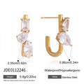 Boucles d'oreilles en acier inoxydable doré avec zircons et spécifications de taille - Boucles d'oreilles en forme de J serties de trois pierres (JDE0112246)