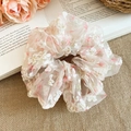 Primer plano del elegante coletero de encaje floral con bordados muy delicados - Estilo 24 Floral Encaje Elegante