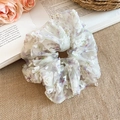 Primer plano de un coletero de encaje blanco con un delicado bordado de flores - Estilo 25 Floral Translúcido Encaje