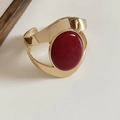 Elegante bracciale a polsino geometrico dorato con una grande pietra rosso scuro ovale - Stile Plissettato con Gemma Rossa / Oro
