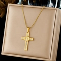 Collana con croce religiosa in acciaio inossidabile placcato oro con cristalli su portagioie - Stile Croce con Rilievo della Madonna (N4222)