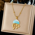 Elegante vergoldete Edelstahlhalskette mit Quallenanhänger und blau-weißem Emaille-Detail - Blau-Weißer Quallen-Stil (N4202)