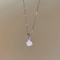 Vista dettagliata di una collana in acciaio con fiocco in zircone e ciondolo conchiglia - Stile 2 (HN11838) / Argento-Rosa