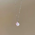Dettaglio di una collana in acciaio con ciondolo a conchiglia rosa e zircone verde. - Stile 3 (HN11839) / Argento-Rosa
