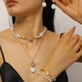 Elegante set di gioielli con perle barocche con collana bracciale e orecchini su modella - Set di Bracciali (05) / Set Oro