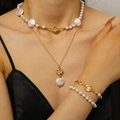 Dettaglio di un set di gioielli con perle barocche e fiori dorati di lusso elegante - Set Collana e Braccialetto (06) / Set da 3 Pezzi Oro