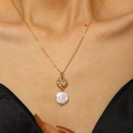 Dettaglio collana con perla barocca, ciondolo floreale dorato e punto luce in cristallo - Collana con Ciondolo (7024)