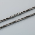 Collar de cadena de cuerda vintage de acero inoxidable con un cierre giratorio de diseño - Gris Gunmetal (KN299098-KFC)